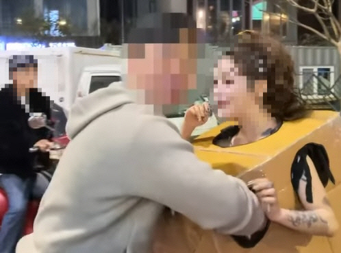 서울 압구정동 한복판에서 나체 상태로 박스를 입고 다녀 화제가 된 이른바 '압구정 박스녀'가 이번에는 홍대에 등장했다. [출처:인스타그램]